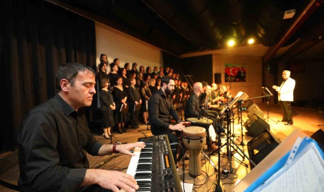 Yunusemre Belediyesi Türk Halk Müziği Korosu Konseri İle Unutulmaz Bir Gece Yaşattı