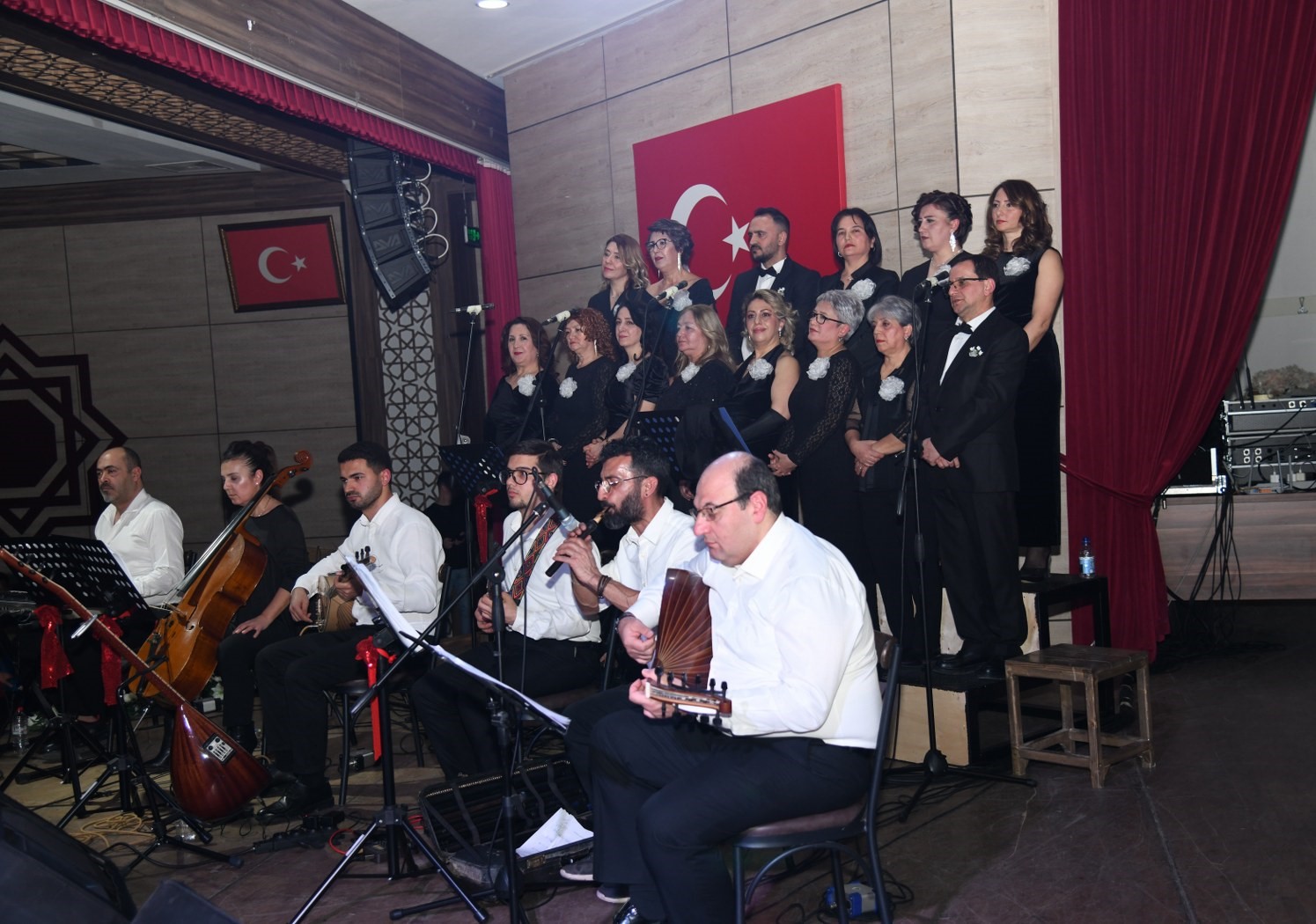 YUNUSEMRE BELEDİYESİ TÜRK SANAT MÜZİĞİ KOROSU SANATSEVERLERLE BULUŞTU
