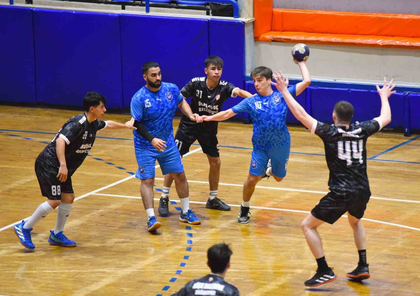 YUNUSEMRE BELEDİYESPOR HENTBOL TAKIMI GALİBİYETLE LİDERLİĞİ ALDI