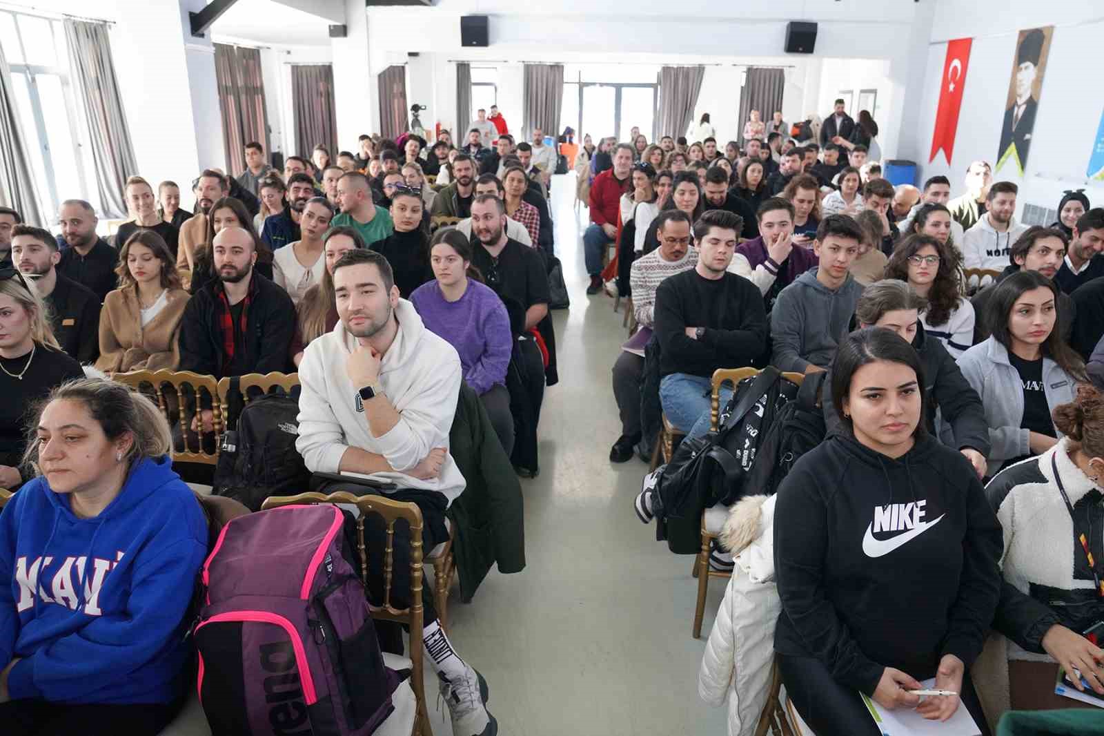 YÜZME ANTRENÖRLERİ İÇİN SEMİNER DÜZENLENDİ